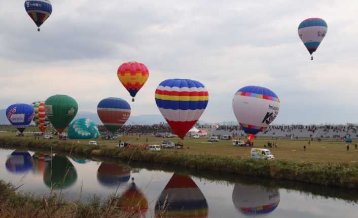 Japonya’da düzenlenen balon festivali gökyüzünde renk cümbüşü oluşturdu. 