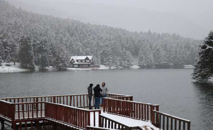 Bolu’da sabah saatlerinde başlayan kar yağışıyla birlikte ünlü turizm merkezlerinden