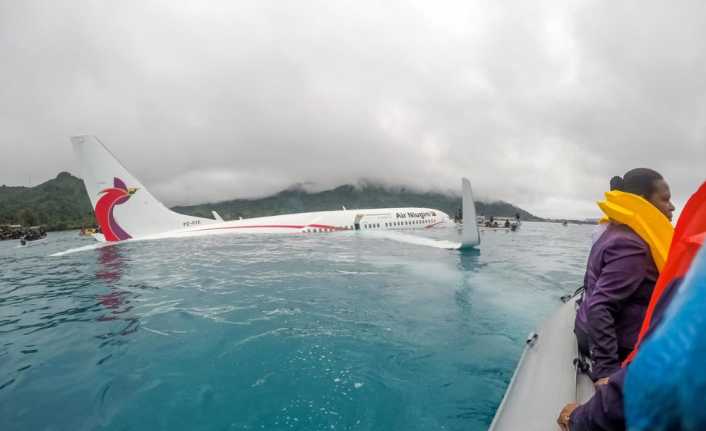 Mikronezya adalarından Chuuk’ta göle inen Boeing 737 tipi yolcu uçağından