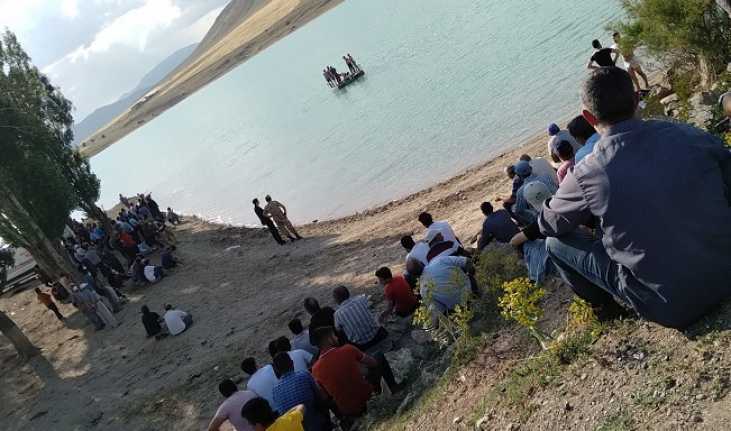 Erzincan’ın Çayırlı ilçesinde arkadaşlarıyla birlikte yüzmek için girdiği gölette kaybolan