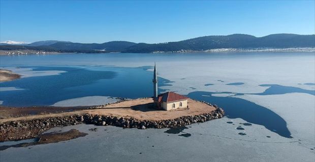 Bolu'daki Seben Gölü'nün içinde kalan ve kıyıya yaklaşık 100 metre