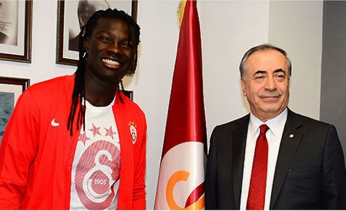Galatasaray'ın Fransız golcüsü Bafetimbi Gomis, sarı-kırmızılı kulübün başkanı Mustafa Cengiz