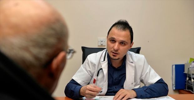 Ardahan Devlet Hastanesinde görevli iki doktor, gönüllü olarak 3 saat