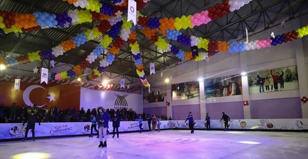 Mardin Büyükşehir Belediyesince bir okulda kurulan buz pistinde yarı yıl