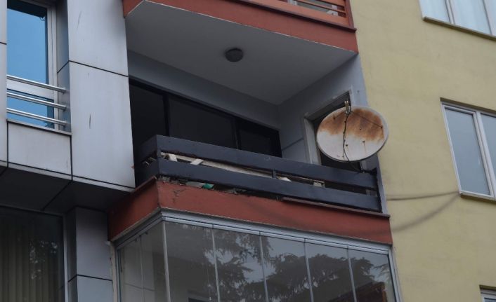 Trabzon’da kaldırımda yürürken kafasına mermer parçası düşen şahıs, kaldırıldığı hastanede