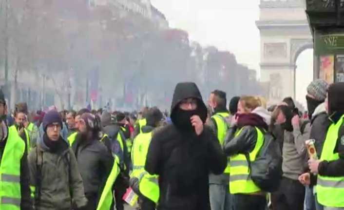 Fransa’nın başkenti Paris’te Sarı Yeleklilerin protestosu devam ederken Paris’te 575,