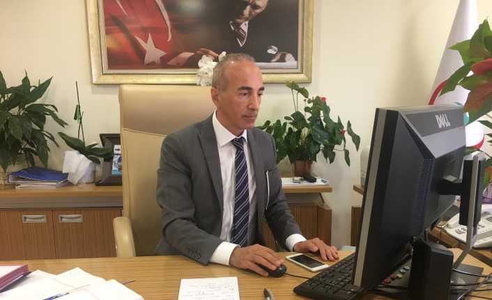 Mehmet Emin Güneş, gündüz neşter akşam ise kalem tutuyor. Hastane