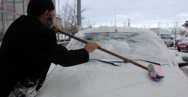 Doğu Anadolu Bölgesinde hava sıcaklıklarının düşmesi nedeniyle Erzurum’da kar yağışı
