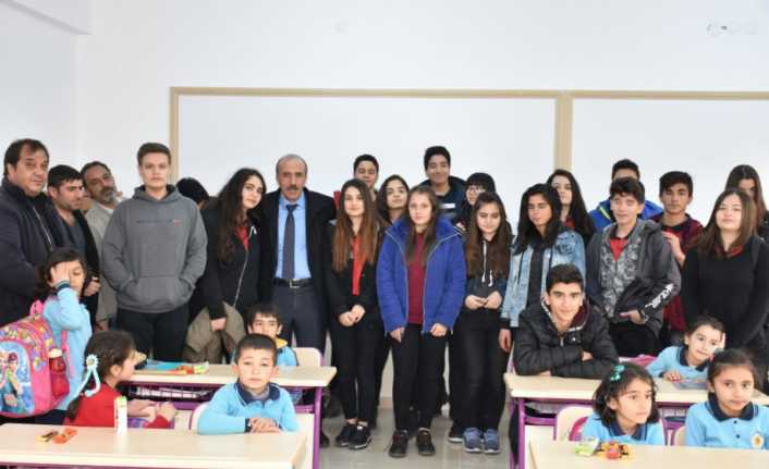 Erzincan Anadolu Lisesi tarafından Günebakan İlkokulu’nun ihtiyacı olan sınıf panoları