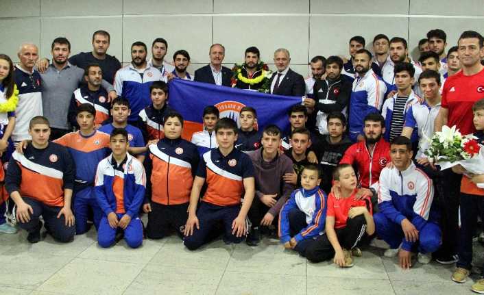 Dünya Güreş Şampiyonası için Budapeşte’de bulunan Güreş Milli Takımı İstanbul’a