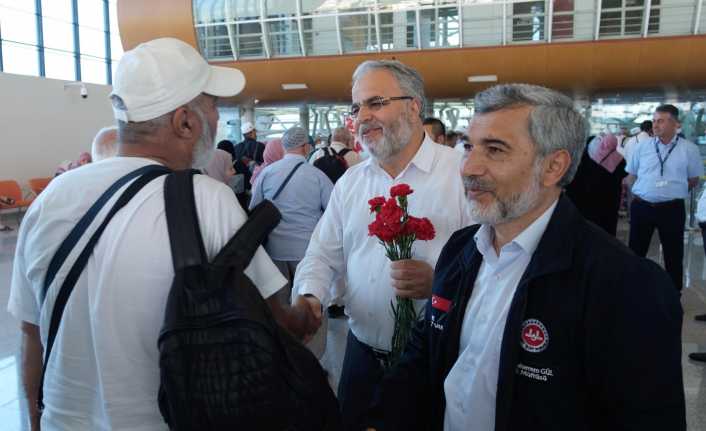 Kutsal Topraklardan Dönen Hacılar Güllerle Karşılandı