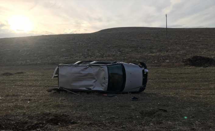 Konya’nın Yunak ilçesinde hafif ticari aracın takla atması sonucu 2