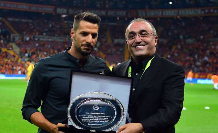 Sosyal medya hesabından yaptığı açıklamayla futbol hayatını noktaladığını açıklayan Galatasaray’ın