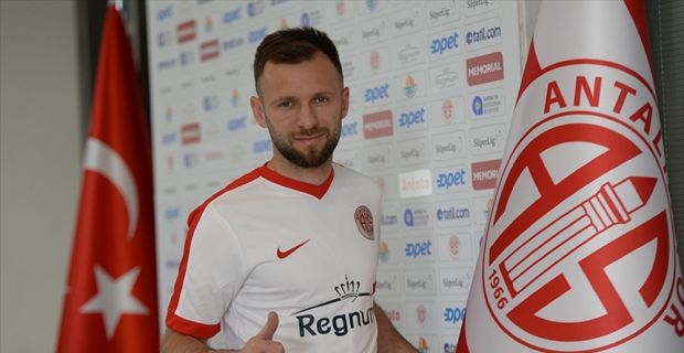 Antalyaspor, Medipol Başakşehir'den transfer ettiği orta saha oyuncusu Hakan Özmert