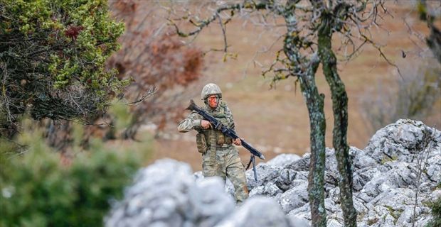 Hakkari Şemdinli'deki operasyonda bir kadın terörist etkisiz hale getirildi, silah