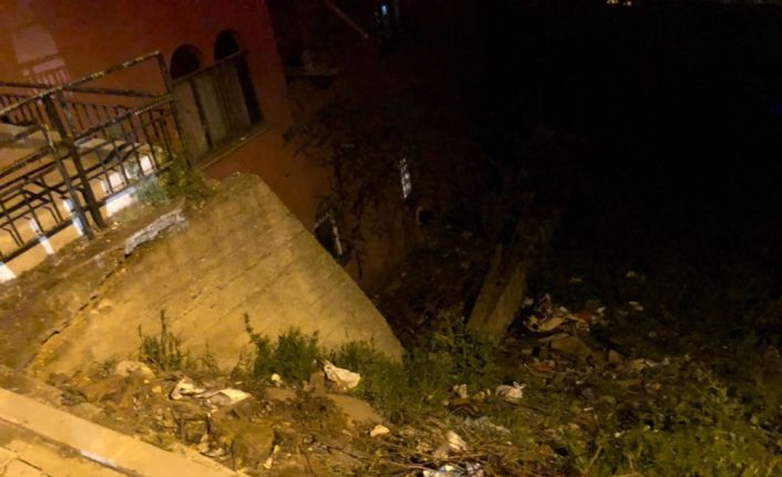 İstanbul Sultanbeyli’de halı silkelerken yaklaşık 8 metrelik çukura düşen kadın
