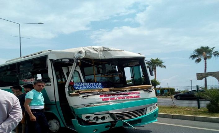 Antalya’nın Alanya ilçesinde halk otobüsünün hafriyat kamyonuna arkadan çarpması sonucu