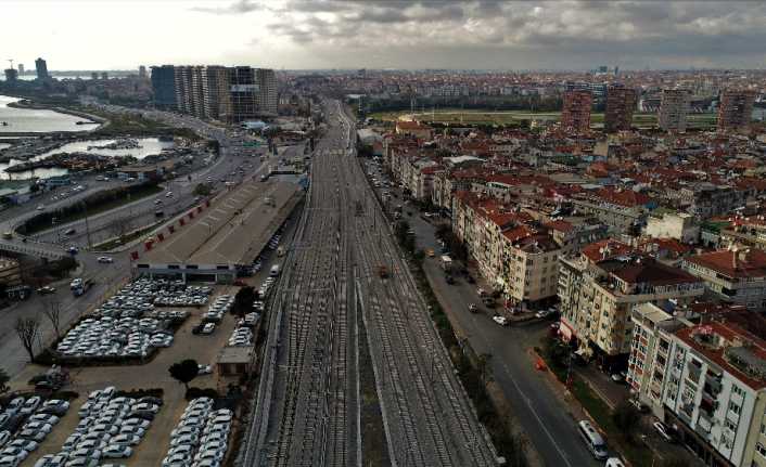 Halkalı-Gebze arasında bulunan banliyö tren hatlarında 2013 yılından beri süren