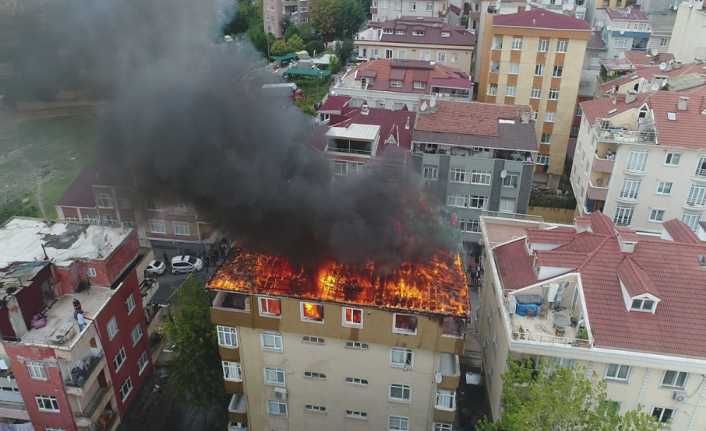İstanbul Halkalı’da, henüz bilinmeyen bir nedenle 5 katlı binanın çatı