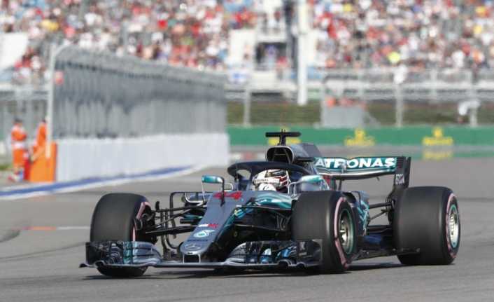Formula 1 sezonunun 16. yarışında Lewis Hamilton, Sochi Autodromunda damalı