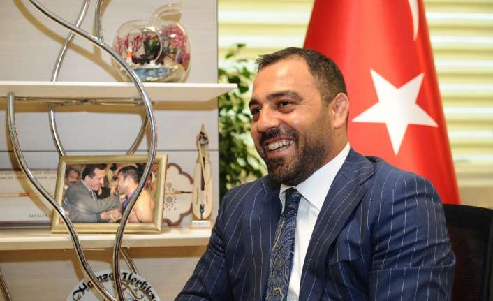 Gençlik ve Spor Bakanlığı Yardımcılığı görevine getirilen asrın güreşçisi Hamza