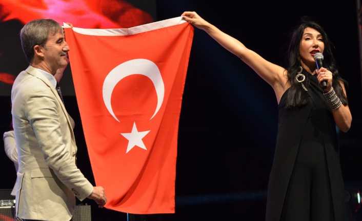 29 Ekim Cumhuriyet Bayramı nedeniyle Manisa’nın Turgutlu ilçesinde konser veren