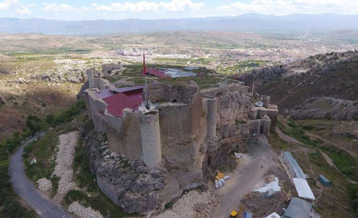 Harput Kalesinin güney surlarının restorasyonun büyük oranda tamamlandığını belirten Fırat