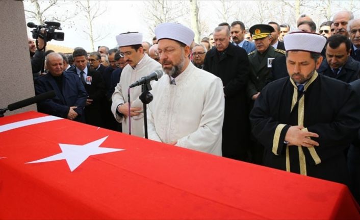 Hayatını kaybeden eski bakanlardan Hasan Celal Güzel son yolculuğuna uğurlandı.