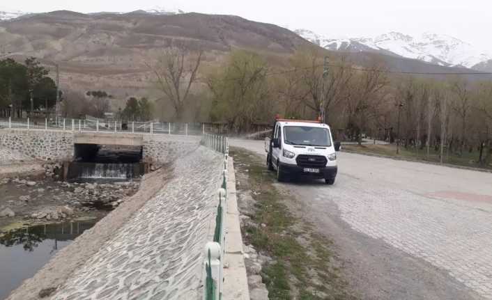 Erzincan Belediyesi havaların ısınması ile birlikte larva ilaçlama çalışmaları başlattı