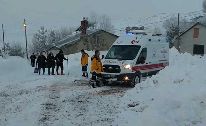 Erzincan'ın Refahiye ilçesinde yolu kar ve tipi nedeniyle kapanan köyde