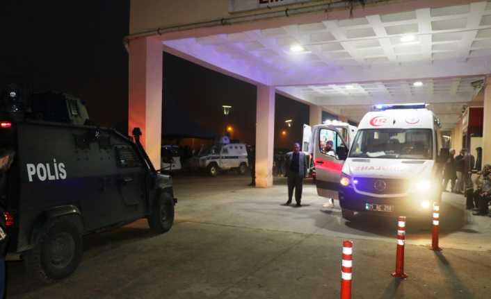 Diyarbakır Gazi Yaşargil Eğitim ve Araştırma Hastanesi önünde iki grup