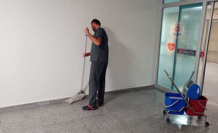 Erzincan Mengücek Gazi Eğitim ve Araştırma Hastanesinde temizlik çalışmaları devam