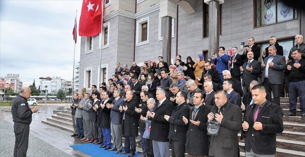 Hatay'ın Dörtyol ilçesinde görevli memurlar, Zeytin Dalı Harekatı'nın zaferle sonuçlanması