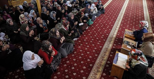 Hatay'ın Hassa ilçesinde camide bir araya gelen kadınlar Fetih Suresi