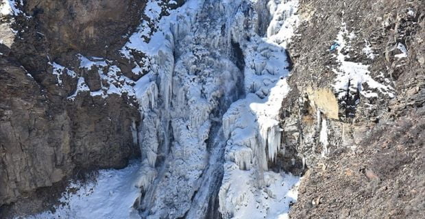 Hava sıcaklığının sıfırın altında 20 dereceye düştüğü Kars'ta, Susuz Şelalesi'nin