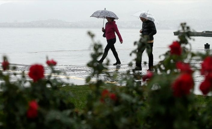 Yurtta sağanak ve gök gürültülü sağanak beklendiği, hava sıcaklıklarının yarın