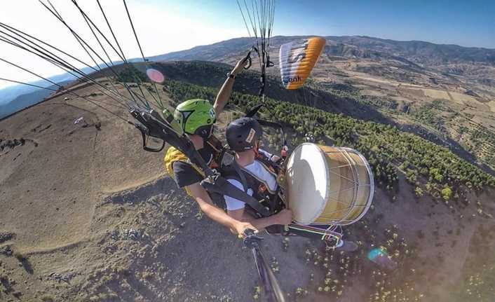 Adrenalin tutkunu paraşütçüler, Çorum semalarında davul zurna eşliğinde uçtu. 