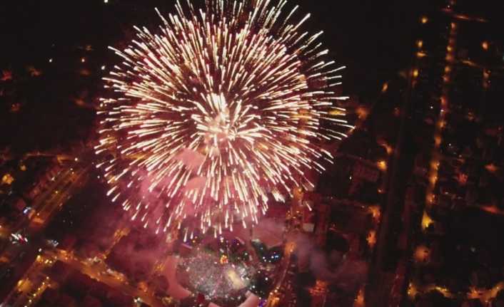 Pakistan’da düzenlenen bir yemin töreninde kullanılan havai fişeklerden yayılan gaz