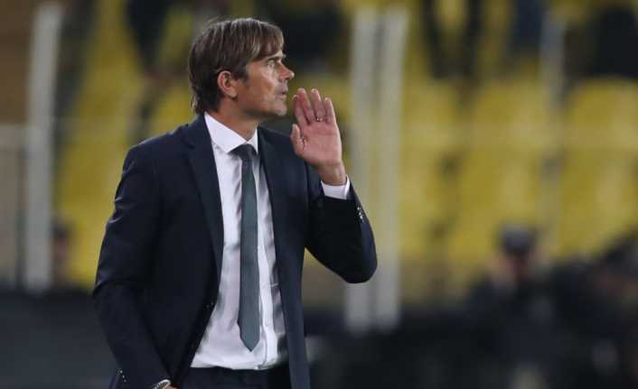Fenerbahçe’nin Teknik Direktörü Phillip Cocu, sarı-lacivertli ekiple çıktığı resmi karşılamalarda