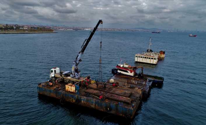 Denizlerde akıbetini bekleyen hayalet gemilerden İstanbul Zeytinburnu sahilinde bulunan ’Bereket’in