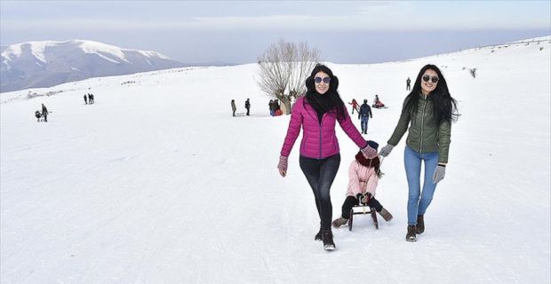 Elazığ'ın Sivrice ilçesinde Hazar Gölü manzarasıyla konuklarına görsel bir şölen