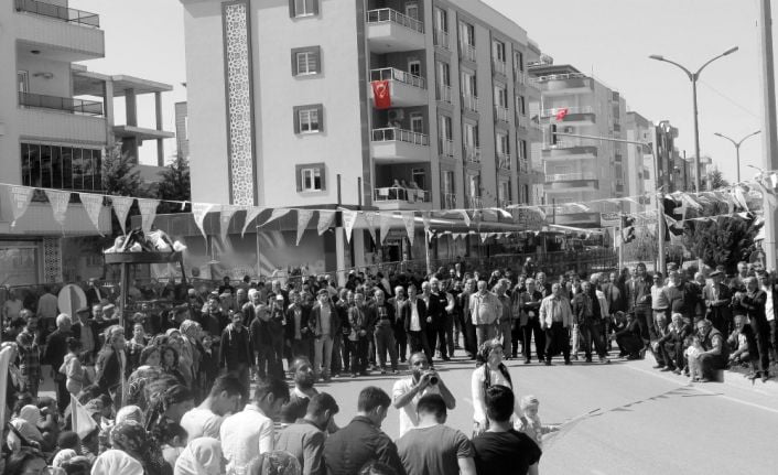 Adıyaman’da HDP’nin düzenlediği Nevruz kutlamalarında binalardan açılan Türk bayrakları dikkat