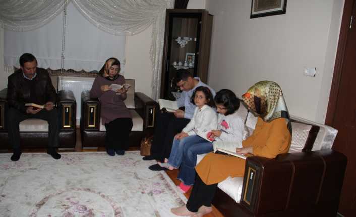 Hem öğrenci hem de veli okuyor Erzincan Bahçelievler İlkokulu öğretmenlerinden Canan Ulusan, tarafından başlatılan proje ile
