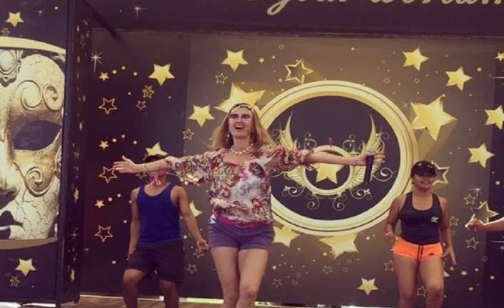 Kuşadası’nda bayramda sahne alan Tuğba Özay, tatilin de doyasıya keyfini