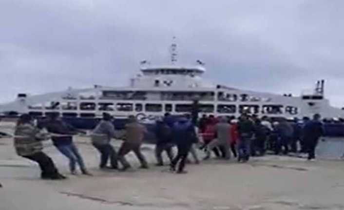 Çanakkale’nin Gökçeada ilçesinde arıza yapan bir yolcu gemisi, vatandaşlar halatla