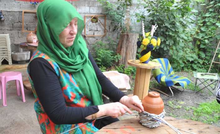 Samsun’un Bafra ilçesinde açılan el sanatları kursunda gazete kağıtlarından ilginç