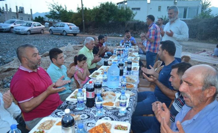 Hatay’ın Hassa ilçesi Haydarlar Mahallesi sakinleri, yıllardır köy meydanında toplu