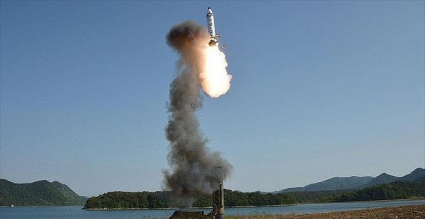 Nükleer başlık taşıma kapasitesine sahip Agni-V füzesi, Abdülkelam Adası'ndan fırlatıldı.
