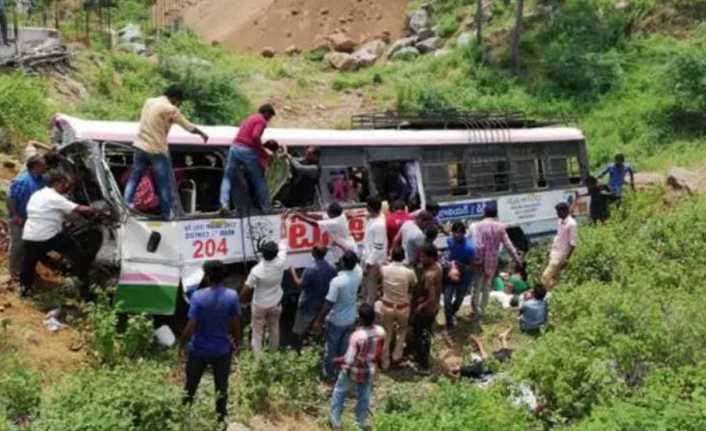 Hindistan’ın Telangana eyaletinde tapınak ziyaretinden dönen insanları taşıyan otobüs vadiye