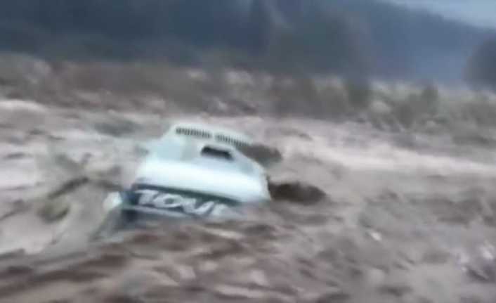 Hindistan’da taşan Beas nehri toprağı kopartarak bir turist otobüsünü yuttu.